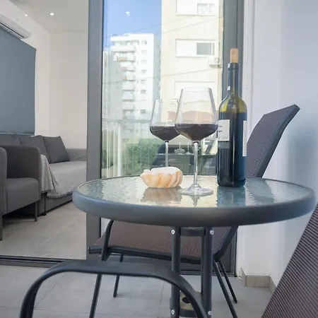 شقة Lovely 2 Bed In City Centre لارنكا