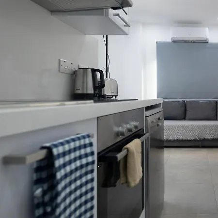 شقة Lovely 2 Bed In City Centre لارنكا