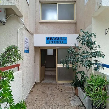 Lovely 2 Bed In City Centre لارنكا