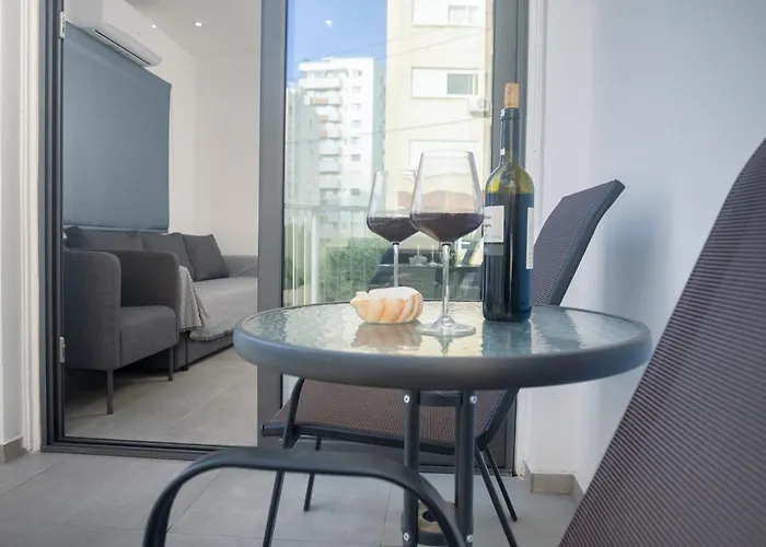 Апартаменты Lovely 2 Bed In City Centre Ларнака