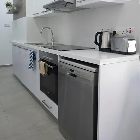 Lovely 2 Bed In City Centre * Ларнака